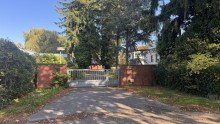 Einfahrt SAYAN Immobilien - Burgauer Wald:EFH mit Ausbaum�glichkeit auf einem 1102 m� gro�en S�d-Grundst�ck -