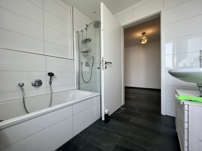 Tageslicht-Bad mit zus�tzlicher Dusche II Penthousewohnung Pulheim