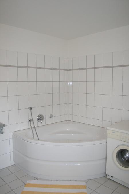 Badezimmer mit Eck-Badewanne Loft-Studio-Atelier K�ln