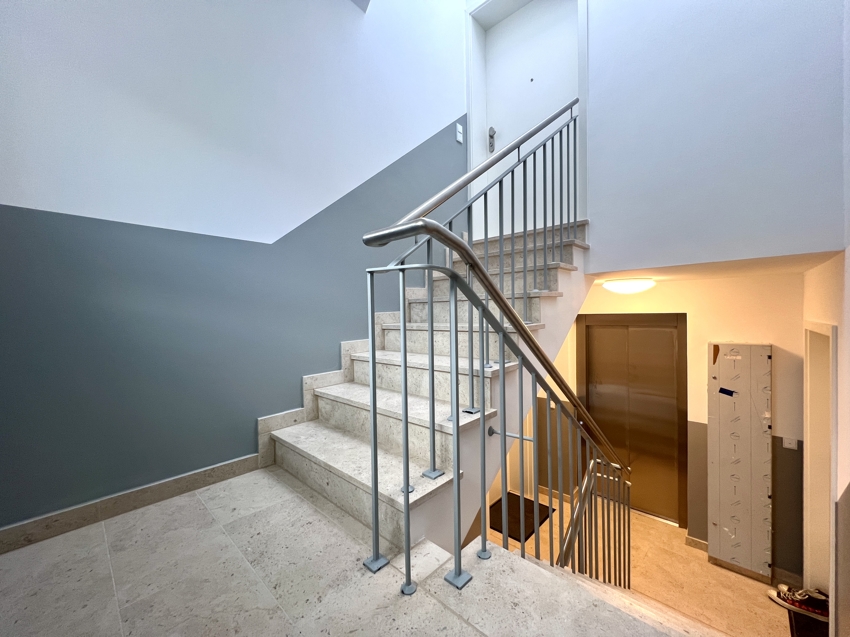 Gepflegtes Treppenhaus Penthousewohnung K�ln