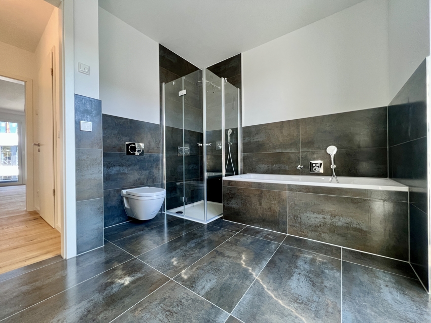 Wannenbad mit Tageslicht und Dusche Penthousewohnung K�ln