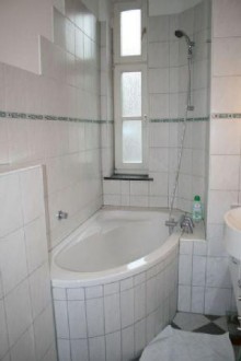 Tageslicht-Badezimmer ** ALTBAU-CHARME MIT 3,10 M HOHEN DECKEN **