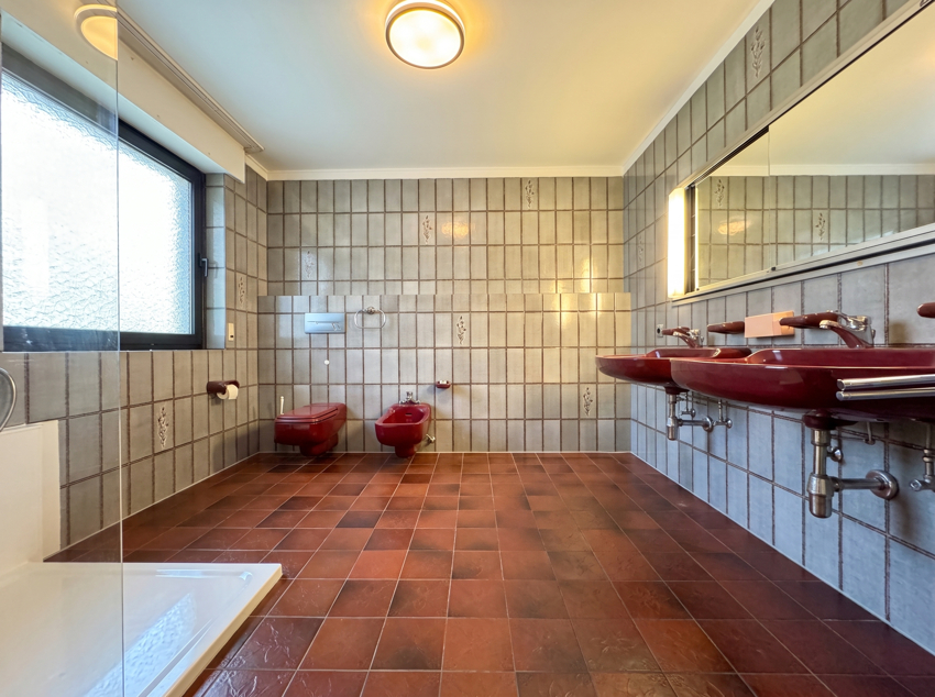 Badezimmer im EG Einfamilienhaus Bonn