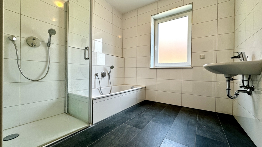 Wannenbad mit Dusche Erdgeschosswohnung Pulheim