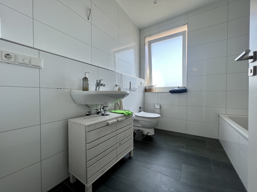 Tageslicht-Bad mit zus�tzlicher Dusche Penthousewohnung Pulheim