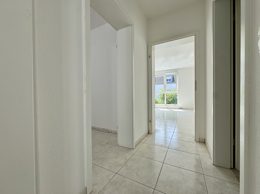 Ger�umiger Flur II Etagenwohnung H�rth / Efferen