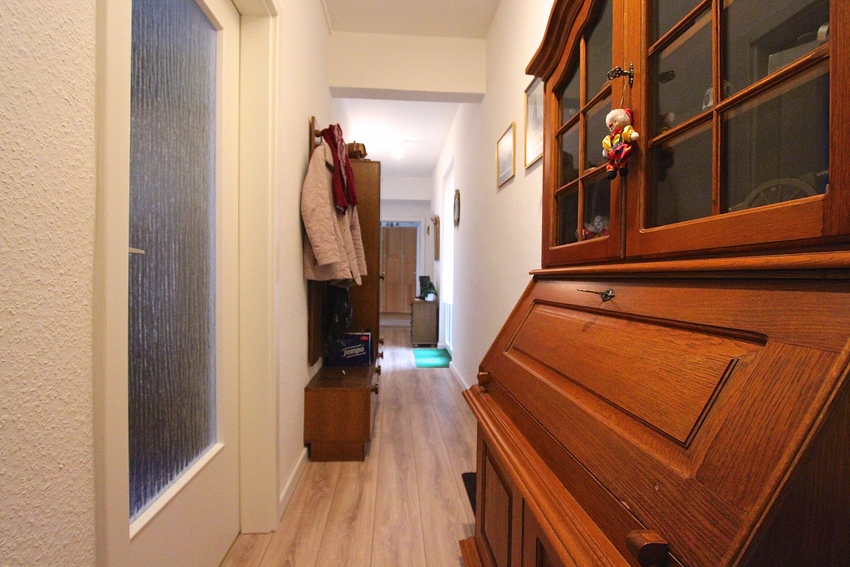 Ger�umiger Flur Etagenwohnung K�ln