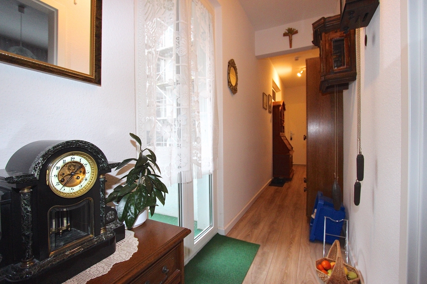 Ger�umiger Flur 3 Etagenwohnung K�ln