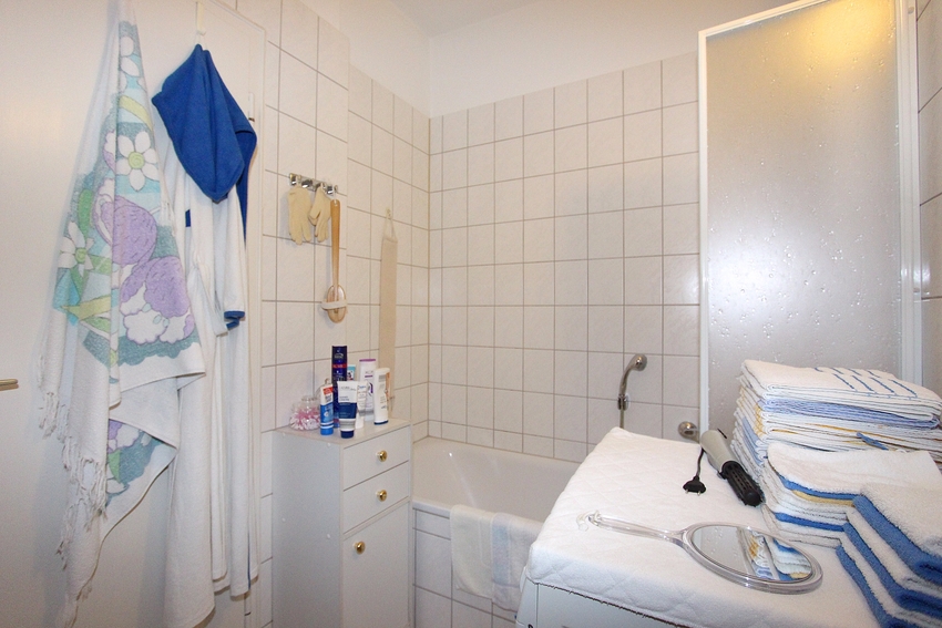Wannenbad mit Tageslicht Etagenwohnung K�ln