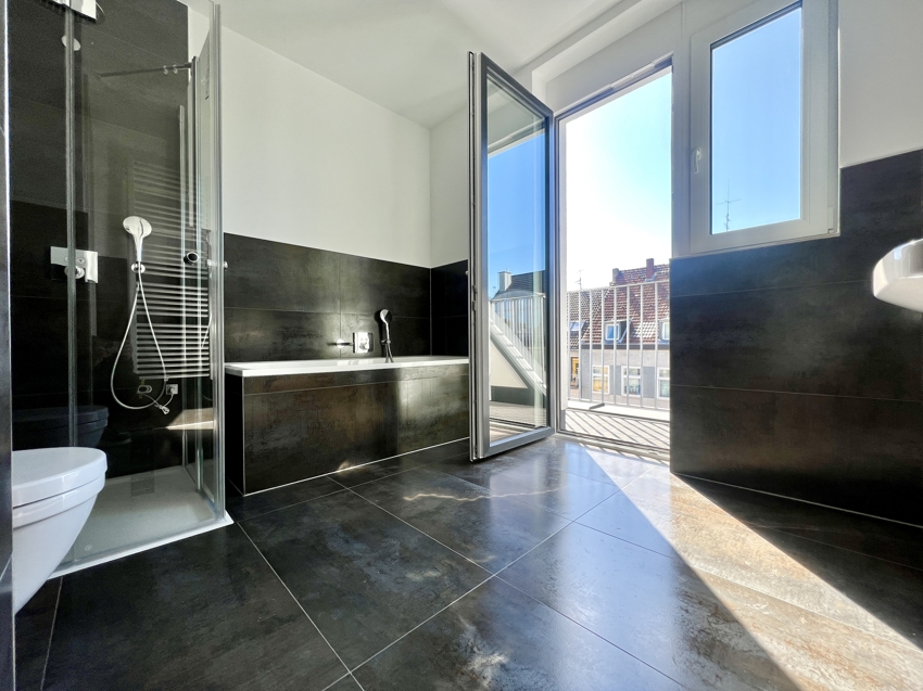 Wannenbad mit Tageslicht und Dusche II Penthousewohnung K�ln
